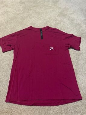 Orangetheory x Lululemon Men's Pocket Crew Neck T-Shirt in Deep Berry